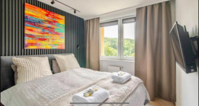 Sunny 2 bedroom apartment, free parking, high speed internet